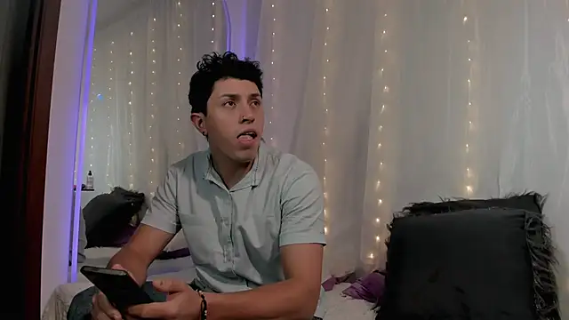 Snapshot of douglaszaens chatting on 7, 4, 2026 douglaszaens online show from 7, 4, 2026