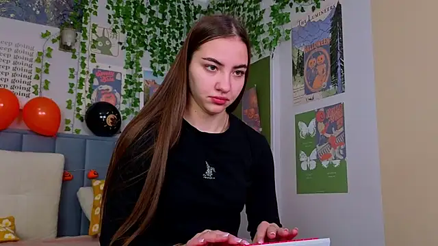 Ashley Pierce online show from 23, 10, 2025