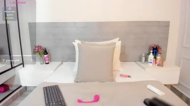 Snapshot of sunnyWhitee chatting on 8, 10, 2025 sunnyWhitee online show from 8, 10, 2025