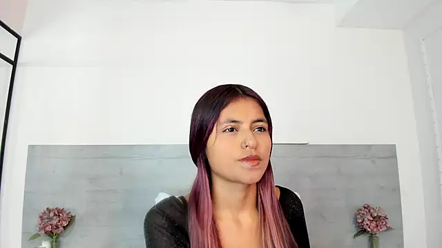 Snapshot of sunnyWhitee chatting on 4, 6, 2026 sunnyWhitee online show from 4, 6, 2026