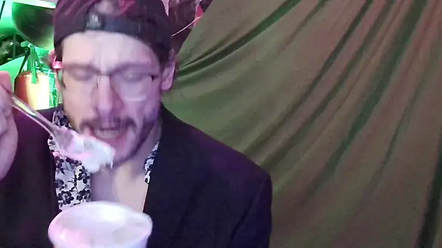 Snapshot of MasterDaddyCool chatting on 28, 10, 2025 MasterDaddyCool online show from 28, 10, 2025