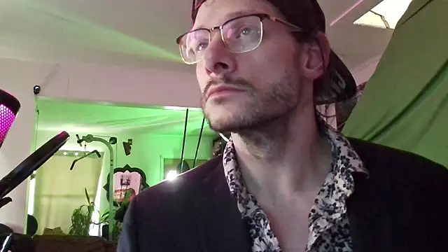 Snapshot of MasterDaddyCool chatting on 28, 10, 2025 MasterDaddyCool online show from 28, 10, 2025