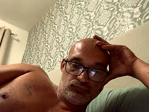Snapshot of halfcastlad chatting on 10, 9, 2025 halfcastlad online show from 10, 9, 2025