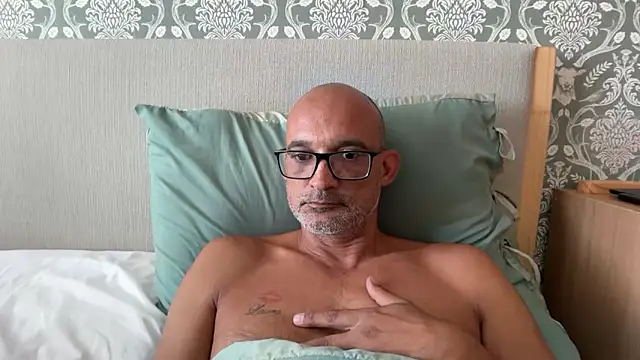 Snapshot of halfcastlad chatting on 11, 9, 2025 halfcastlad online show from 11, 9, 2025