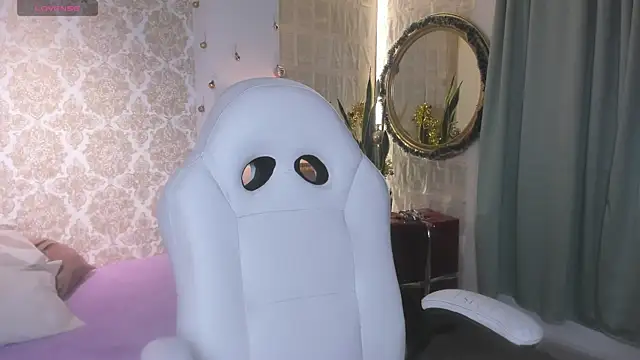 Snapshot of LilyThea chatting on 18, 12, 2025 LilyThea online show from 18, 12, 2025