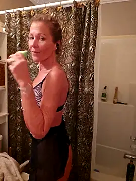 Snapshot of PhynneNicole chatting on 25, 11, 2025 PhynneNicole online show from 25, 11, 2025