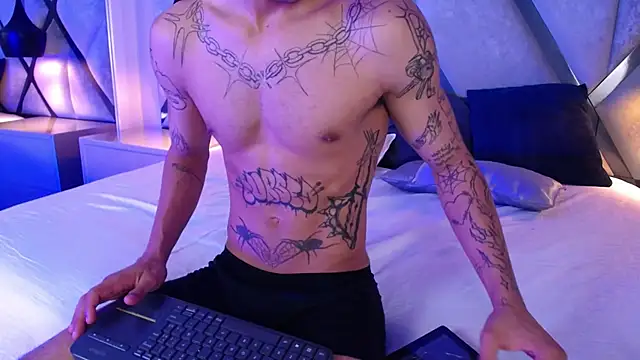Snapshot of Enzo_Hunter chatting on 21, 10, 2025 Enzo Hunter online show from 21, 10, 2025