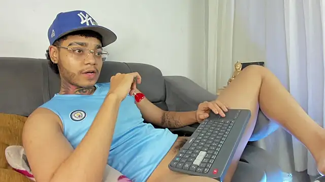 Snapshot of santi_xximo chatting on 8, 11, 2025 santi xximo online show from 8, 11, 2025