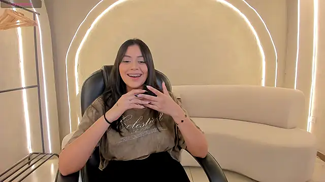 Snapshot of AmbarJames_ chatting on 4, 11, 2025 AmbarJames online show from 4, 11, 2025