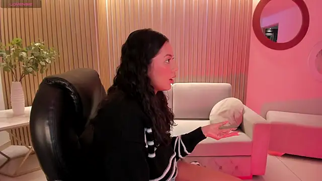 Snapshot of AmbarJames_ chatting on 15, 11, 2025 AmbarJames online show from 15, 11, 2025