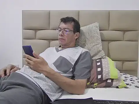 skinnylatino51 online show from 22, 4, 2026