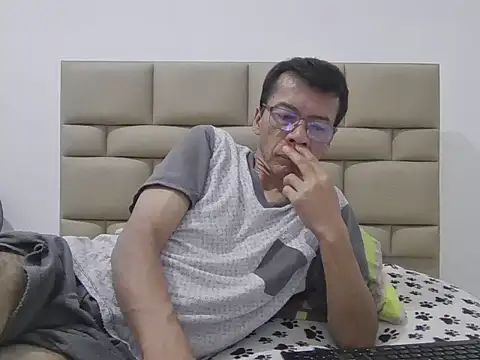 skinnylatino51 online show from 25, 4, 2026