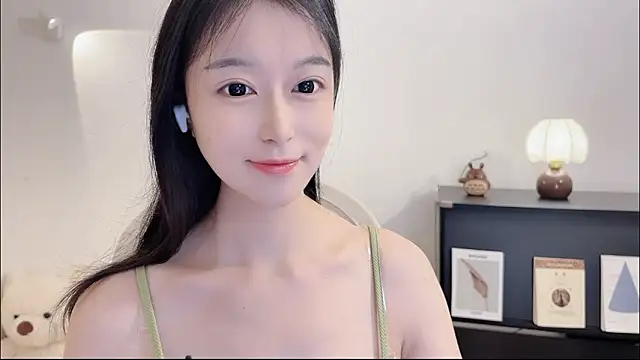 Snapshot of Onechestnut chatting on 26, 10, 2025 Onechestnut online show from 26, 10, 2025