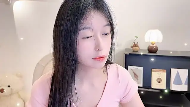 Snapshot of Onechestnut chatting on 12, 11, 2025 Onechestnut online show from 12, 11, 2025