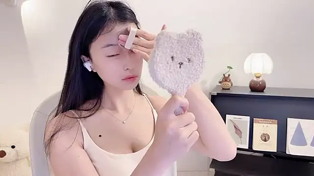 Snapshot of Onechestnut chatting on 15, 11, 2025 Onechestnut online show from 15, 11, 2025