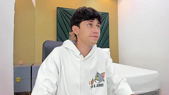 Snapshot of Michael_blue chatting on 21, 12, 2025 Michael blue online show from 21, 12, 2025