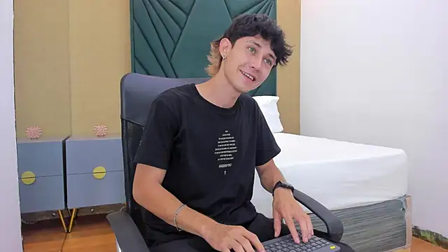 Snapshot of Michael_blue chatting on 22, 12, 2025 Michael blue online show from 22, 12, 2025