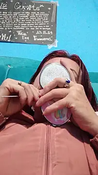 Snapshot of carolinhe_ chatting on 28, 11, 2025 carolinhe online show from 28, 11, 2025