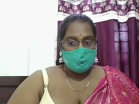 Snapshot of Reena-gowda chatting on 13, 9, 2025 Reena-gowda online show from 13, 9, 2025