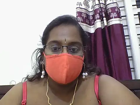 Snapshot of Reena-gowda chatting on 6, 10, 2025 Reena-gowda online show from 6, 10, 2025