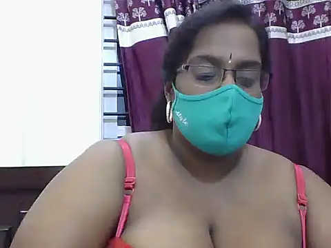 Snapshot of Reena-gowda chatting on 12, 10, 2025 Reena-gowda online show from 12, 10, 2025