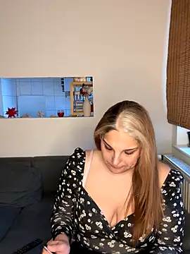 Katherine Leyla online show from 26, 11, 2025