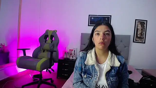 Snapshot of Esmeraldaa- chatting on 22, 10, 2025 Esmeraldaa- online show from 22, 10, 2025