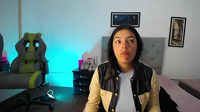 Snapshot of Esmeraldaa- chatting on 23, 10, 2025 Esmeraldaa- online show from 23, 10, 2025