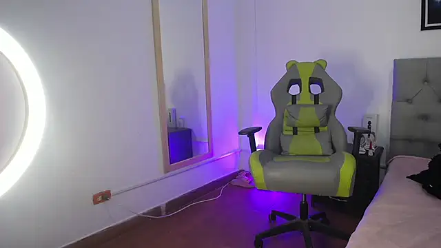 Snapshot of Esmeraldaa- chatting on 31, 10, 2025 Esmeraldaa- online show from 31, 10, 2025