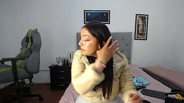 Snapshot of Esmeraldaa- chatting on 11, 11, 2025 Esmeraldaa- online show from 11, 11, 2025