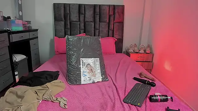 Snapshot of Esmeraldaa- chatting on 24, 11, 2025 Esmeraldaa- online show from 24, 11, 2025