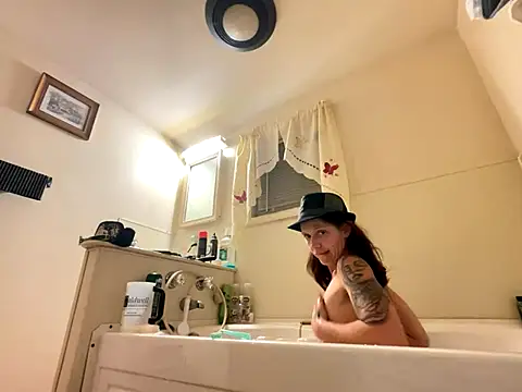 YoMomma-xoxo13 online show from 12, 10, 2025