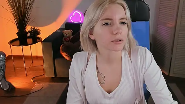 AuroraWrenfield online show from 15, 12, 2025