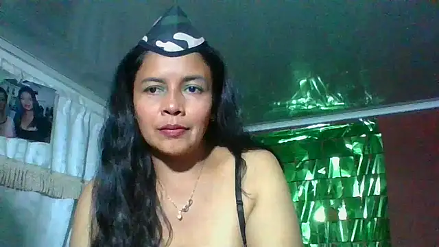 Snapshot of DianaOchoa_ chatting on 20, 10, 2025 DianaOchoa online show from 20, 10, 2025