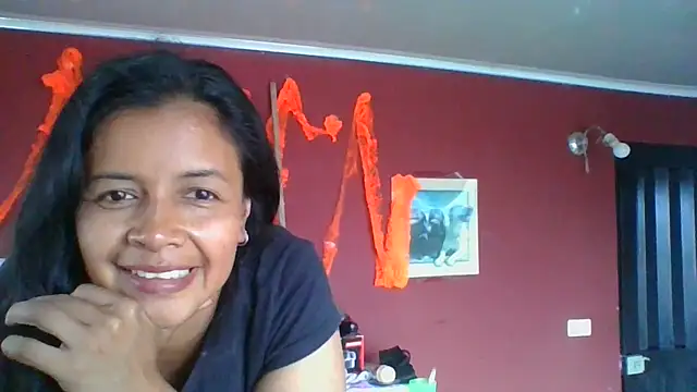 Snapshot of DianaOchoa_ chatting on 23, 10, 2025 DianaOchoa online show from 23, 10, 2025