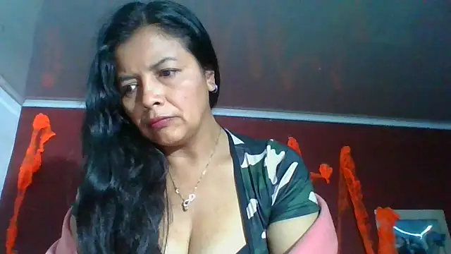 Snapshot of DianaOchoa_ chatting on 24, 10, 2025 DianaOchoa online show from 24, 10, 2025
