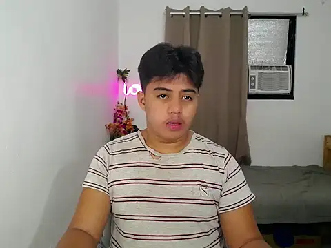 Snapshot of Hugecock2hundle_intown chatting on 7, 11, 2025 Hugecock2hundle intown online show from 7, 11, 2025