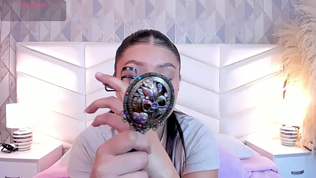 Snapshot of victoria___jonnes chatting on 17, 11, 2025 victoria jonnes online show from 17, 11, 2025