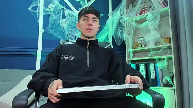 etham wolf  online show from 20, 10, 2025