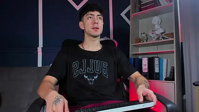 etham wolf  online show from 19, 11, 2025