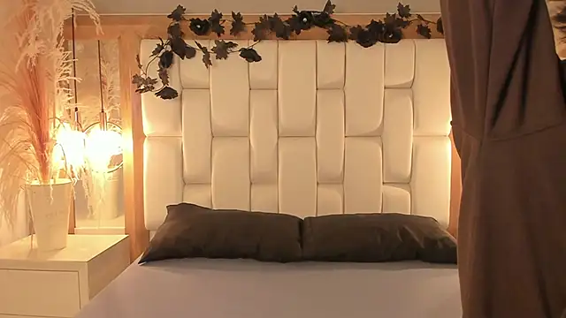 Daphne And Roger online show from 3, 11, 2025