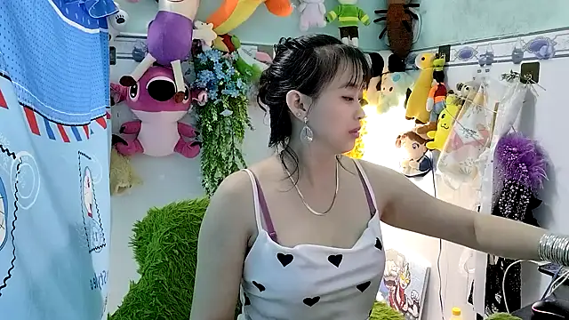 Snapshot of emgaixinhngoan chatting on 19, 11, 2025 emgaixinhngoan online show from 19, 11, 2025