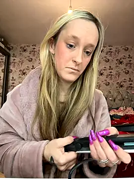 Snapshot of LucyRoseMae chatting on 4, 12, 2025 LucyRoseMae online show from 4, 12, 2025