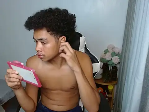 Snapshot of curlyasian_njxx chatting on 6, 4, 2026 curlyasian njxx online show from 6, 4, 2026