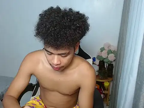 Snapshot of curlyasian_njxx chatting on 7, 4, 2026 curlyasian njxx online show from 7, 4, 2026