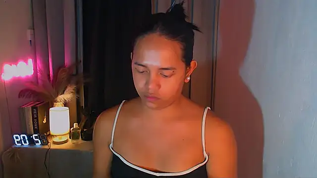 Lorainnelustts online show from 19, 12, 2025