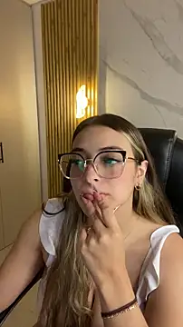 Snapshot of KYLIE_JONES6 chatting on 25, 9, 2025 KYLIE JONES6 online show from 25, 9, 2025