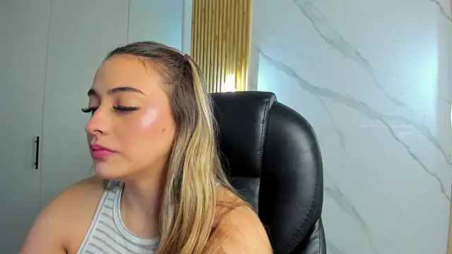 Snapshot of KYLIE_JONES6 chatting on 30, 9, 2025 KYLIE JONES6 online show from 30, 9, 2025