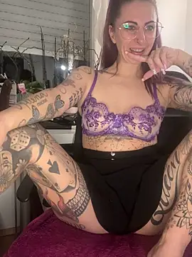 Snapshot of Dirty_Mel chatting on 5, 11, 2025 Dirty Mel online show from 5, 11, 2025