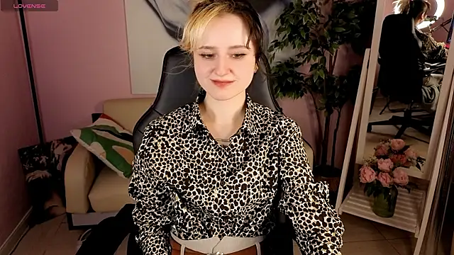 Snapshot of girl_next_doorr chatting on 15, 3, 2026 girl next doorr online show from 15, 3, 2026